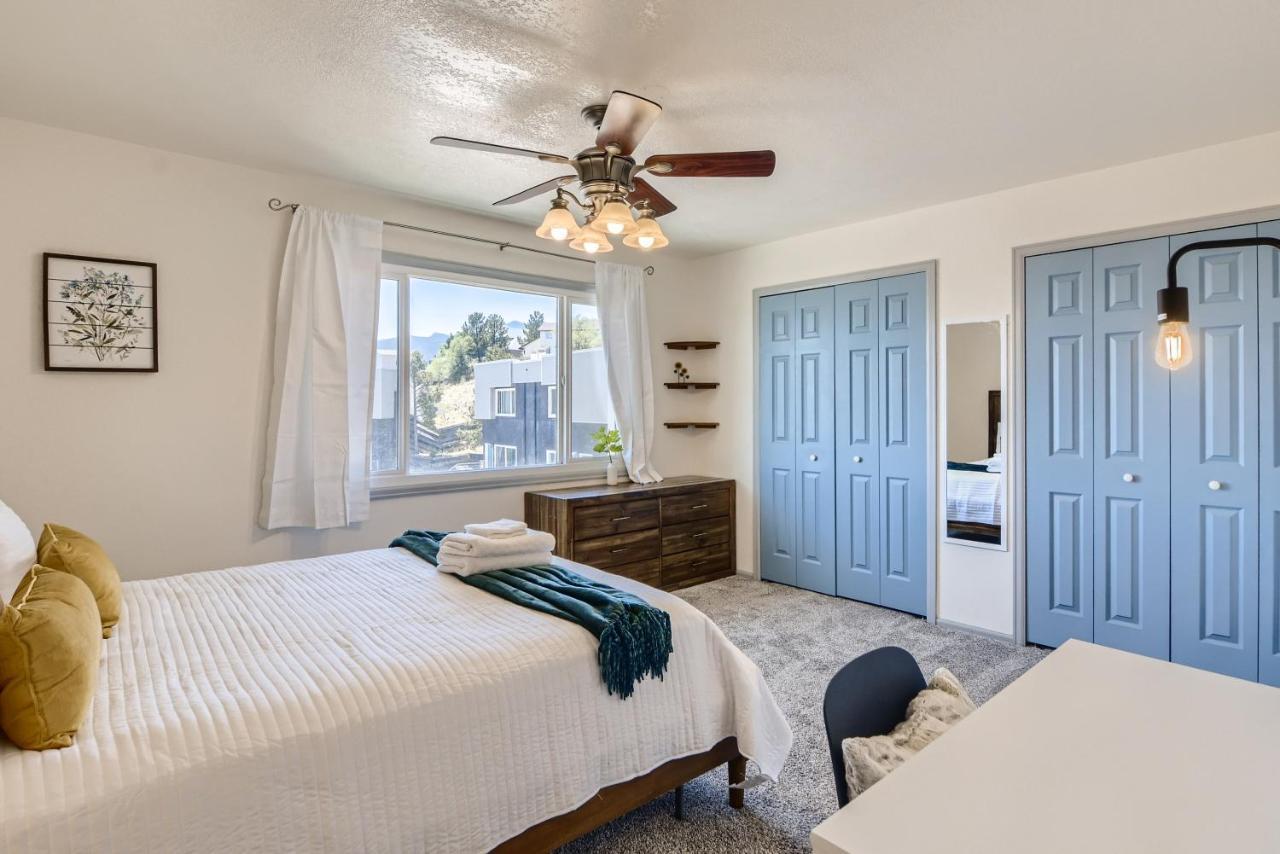 Rare Find Modern Townhome In The Heart Of Old Colorado City Colorado Springs Exterior photo