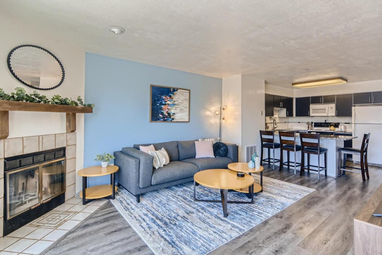 Rare Find Modern Townhome In The Heart Of Old Colorado City Colorado Springs Exterior photo