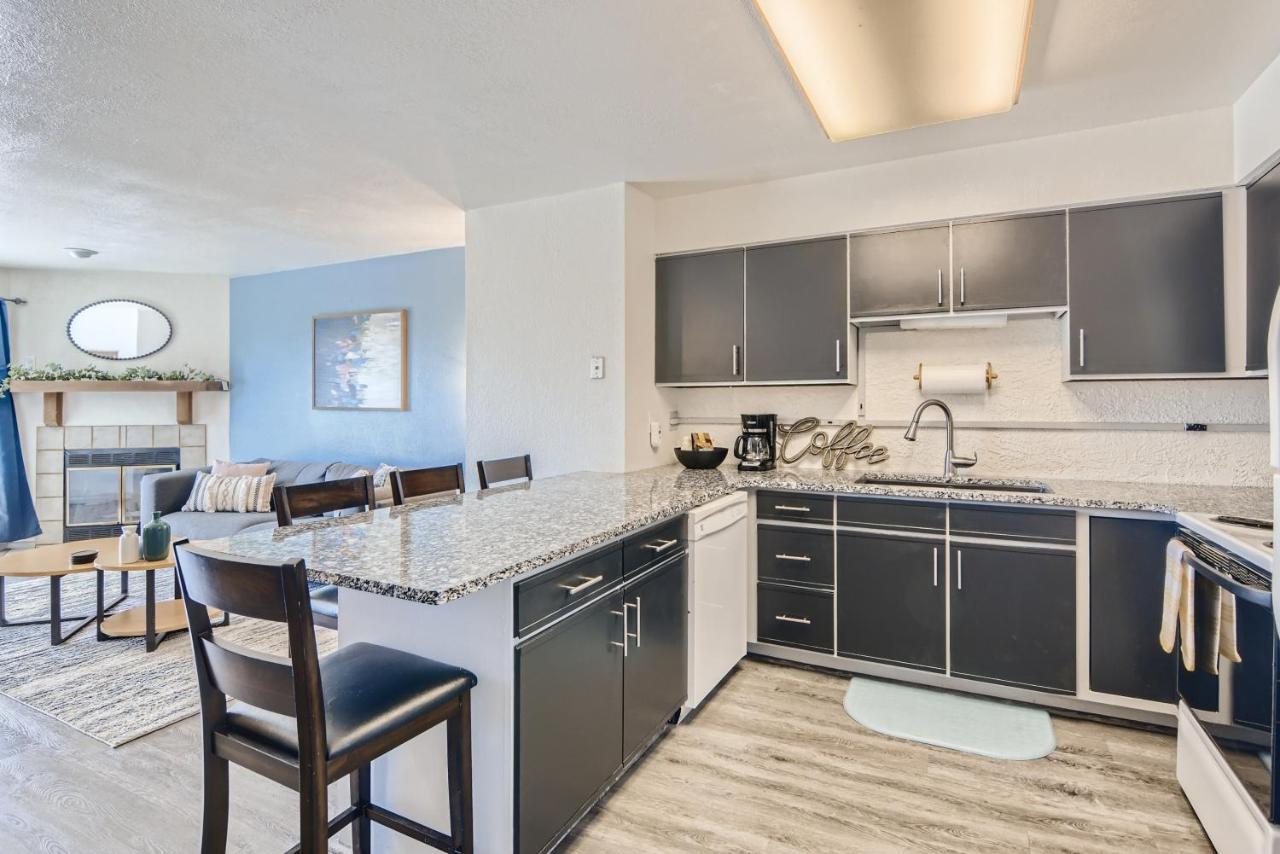 Rare Find Modern Townhome In The Heart Of Old Colorado City Colorado Springs Exterior photo