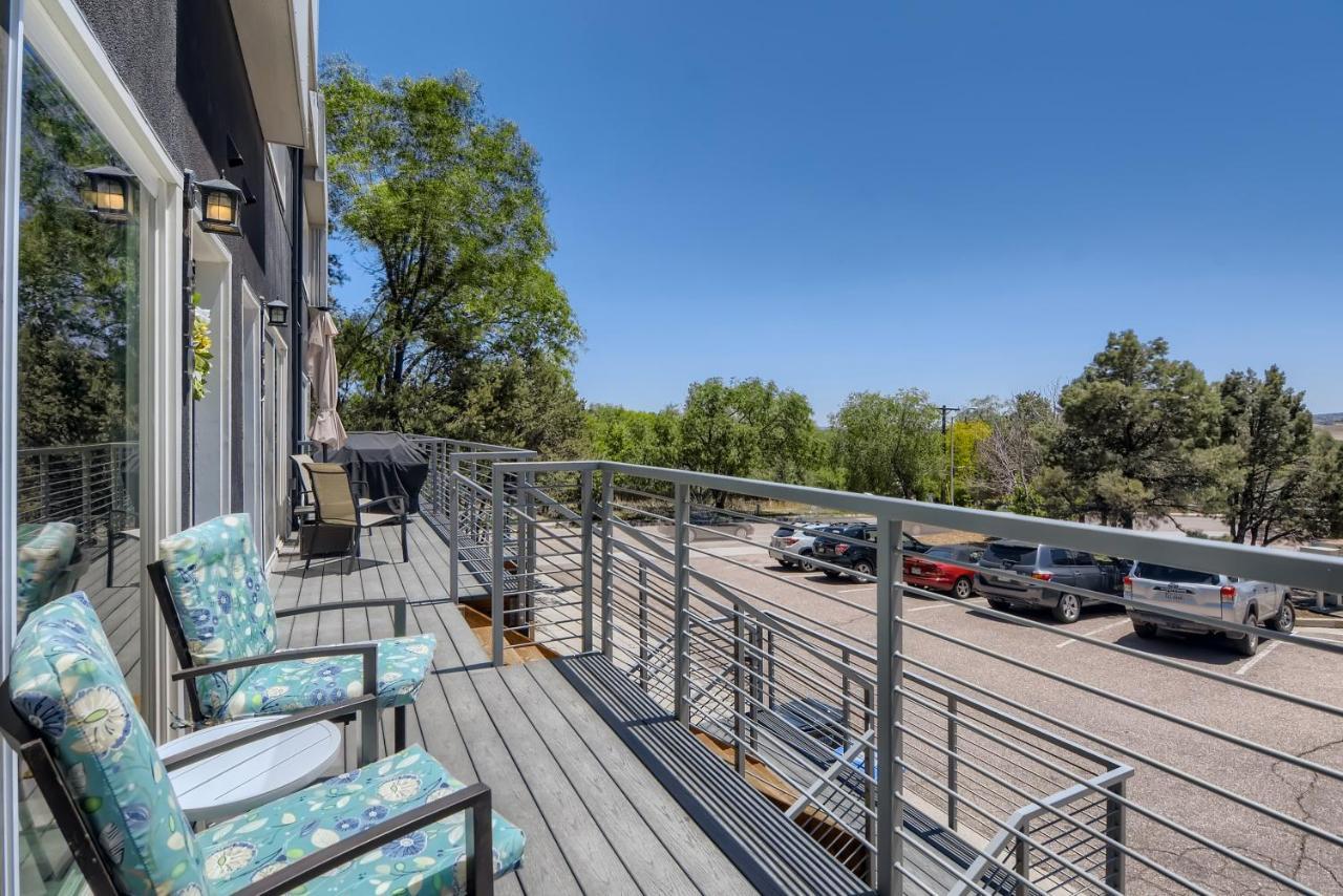 Rare Find Modern Townhome In The Heart Of Old Colorado City Colorado Springs Exterior photo